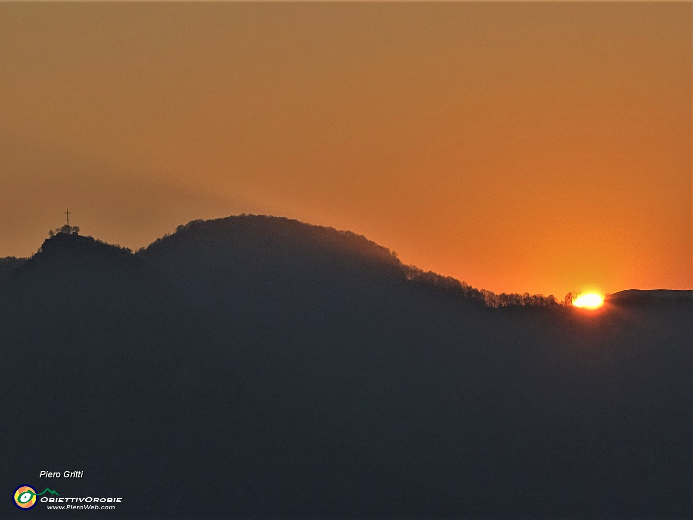 68 Il sole, mentre cammino, ricompare per un attimo oltre lo Zucco .JPG